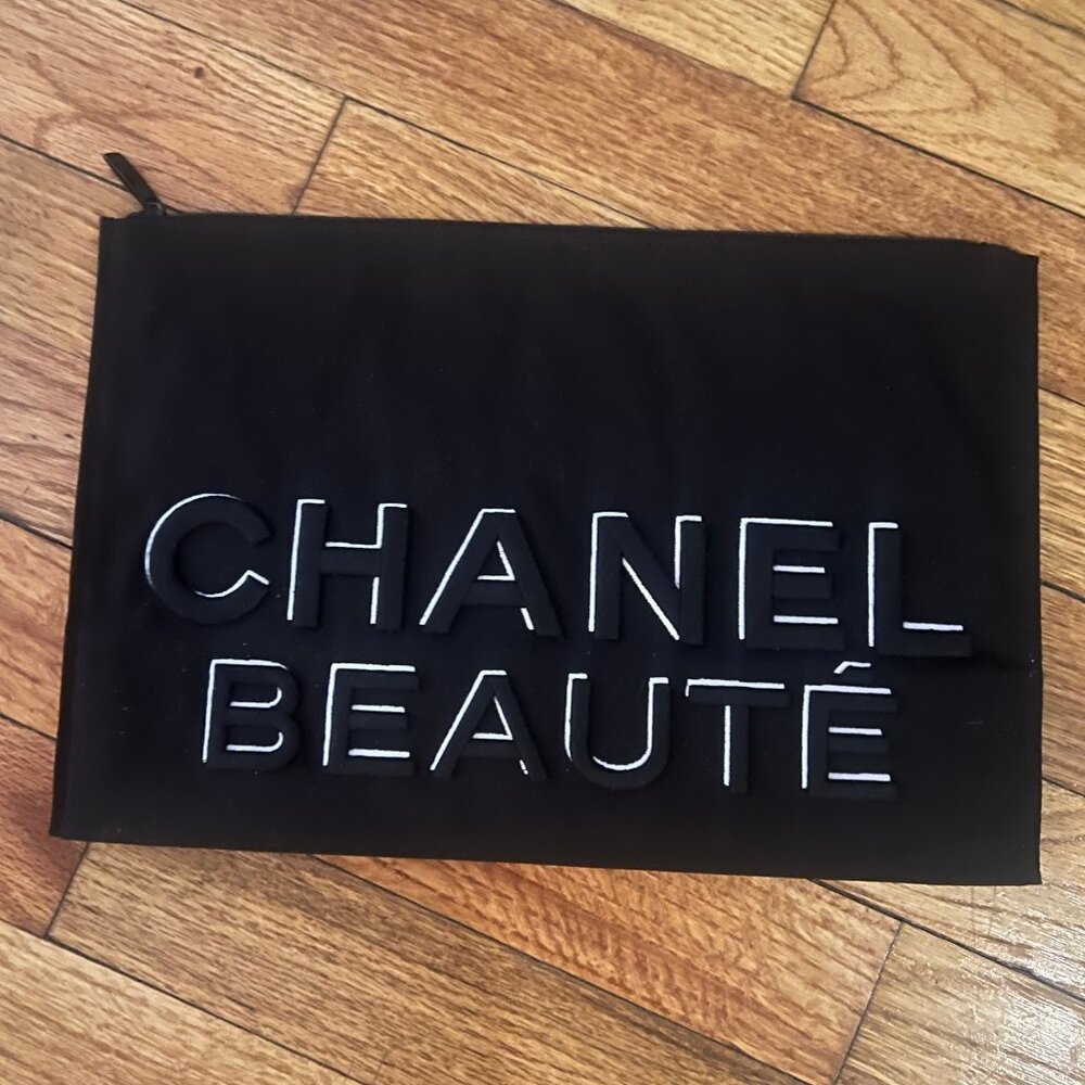 CHANEL Beauté Black Pouch - Picture 2 of 5
